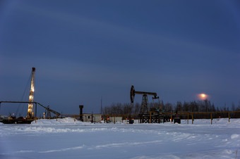 石油泵杰克<strong>油田</strong>冬天日落天空背景提取石油石油概念泵杰克提取石油石油概念