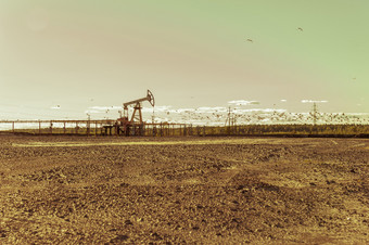 石油泵的石油场夏天热阳光明媚的一天海鸥飙升的的天空<strong>简约</strong>工业景观俄罗斯西方西伯利亚健美的图像石油泵的石油场夏天热阳光明媚的一天海鸥飙升的的天空<strong>简约</strong>工业景观