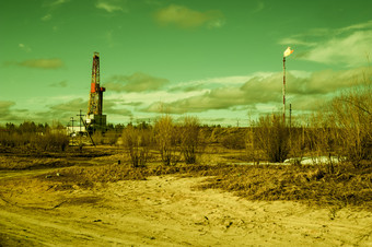 春天景观与钻井钻井平台石油场阳光明媚的一天早期春天工业景观俄罗斯西方西伯利亚健美的图像景观与钻井钻井平台石油场阳光明媚的一天早期春天工业景观俄罗斯西方西伯利亚
