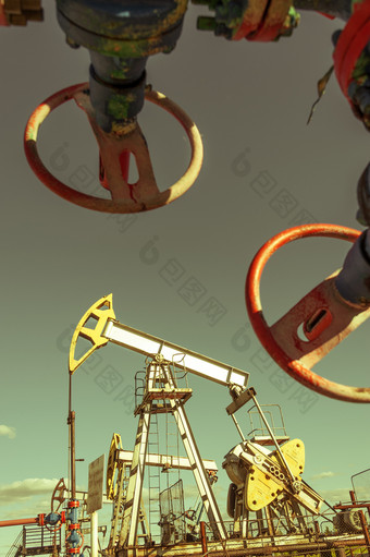 石油泵钻井平台操作的平台石油和气体行业泵头工业设备油田网站石油泵是运行摇摆机器为权力genertion石油概念健美的石油泵头工业设备提取石油石油概念