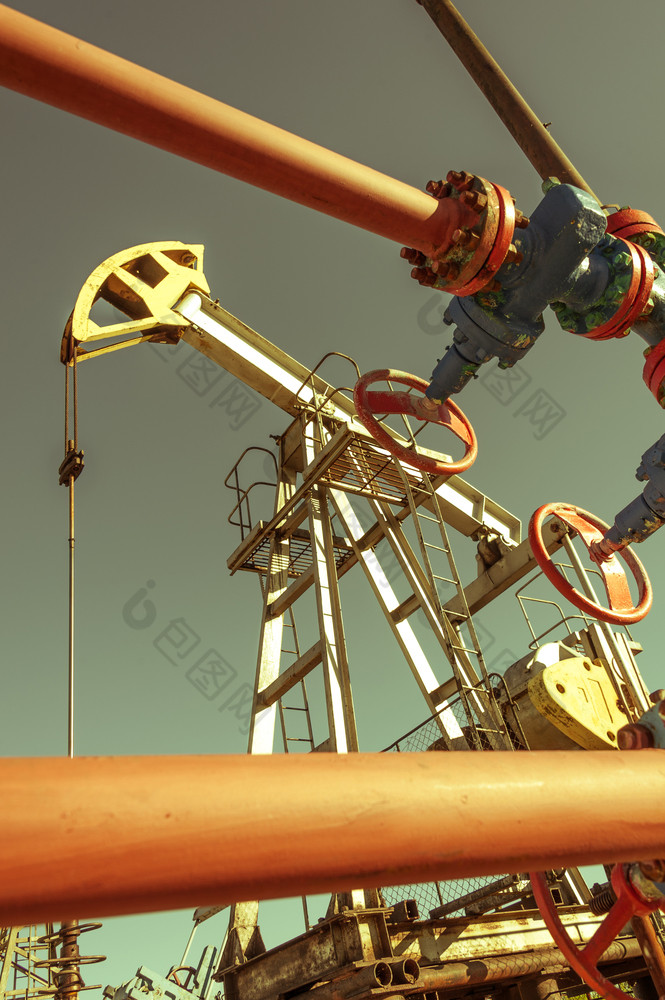石油泵钻井平台操作的平台石油和气体行业泵头工业设备油田网站石油泵是运行摇摆机器为权力genertion石油概念健美的石油泵头工业设备提取石油石油概念