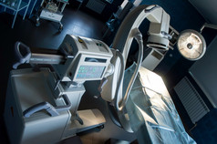 蓝色的现代操作房间与x射线医疗扫描操作表格与特殊的灯医疗设备研究医疗诊断和健康哪技术概念现代操作房间与x射线医疗扫描操作表格特殊的灯和医疗设备