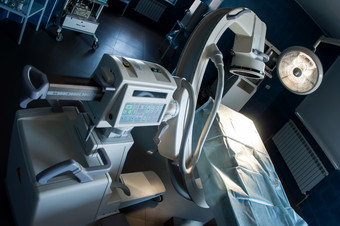 蓝色的现代操作房间与x<strong>射线</strong>医疗扫描操作表格与特殊的灯医疗设备研究医疗诊断和健康哪技术概念现代操作房间与x<strong>射线</strong>医疗扫描操作表格特殊的灯和医疗设备