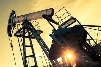 石油泵杰克和井口石油场矿业和石油行业权力一代概念石油和气体行业主题石油泵杰克和井口石油场矿业和石油行业权力一代概念