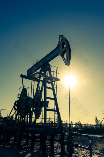 石油泵工业设备<strong>日落天空</strong>背景摇摆机器为提取石油矿业石油概念石油泵工业设备摇摆机器为提取石油矿业石油概念