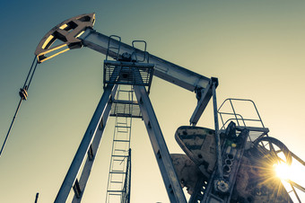 石油泵工业设备日落天空背景摇摆机器为提取石油矿业石油概念石油泵工业设备摇摆机器为提取石油矿业石油概念