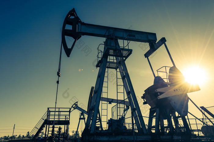 石油泵工业设备日落天空背景摇摆机器为提取石油矿业石油概念石油泵工业设备摇摆机器为提取石油矿业石油概念