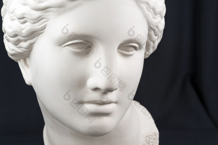 白色石膏复制古老的雕像金星米洛头为艺术家黑色的背景石膏雕塑女人脸白色石膏复制古老的雕像金星头黑色的背景石膏雕塑女人脸