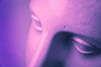 关闭脸石膏复制古董雕塑与龟裂缝粉红色的紫色的双色版照明效果眼睛特写镜头脸石膏复制古董雕塑与龟裂缝粉红色的紫色的古董过滤器效果眼睛