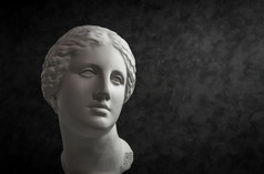 白色石膏复制古老的雕像金星米洛头为艺术家黑暗变形背景石膏雕塑女人脸石膏复制古老的雕像金星头黑暗变形背景石膏雕塑女人脸