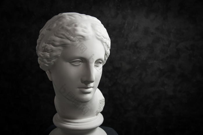 白色石膏复制古老的雕像金星米洛头为艺术家黑暗变形背景石膏雕塑女人脸石膏复制古老的雕像金星头黑暗变形背景石膏雕塑女人脸