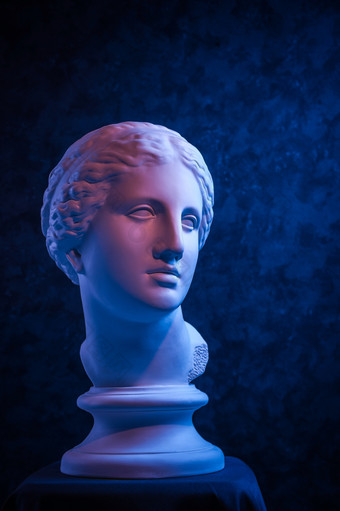 石膏复制古老的雕像金星米洛头为艺术家黑暗蓝色的变形背景石膏雕塑女人脸蓝色的紫罗兰色的健美的石膏复制古老的雕像金星头黑暗蓝色的变形背景石膏雕塑女人脸