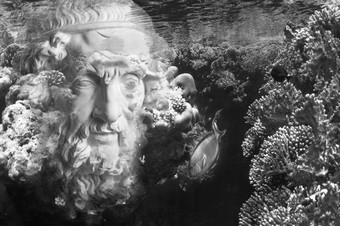 水下视图与的脸古老的雕像的背景珊瑚和鱼拼贴画双曝光艺术冒险水下考古学概念脸古老的雕像水下背景与珊瑚和鱼艺术冒险水下考古学概念