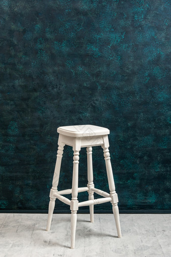 高白色木凳子蓝色的绿色石膏墙背景wiht复制空间垂直为文本酒吧椅子的背景的粉刷墙板凳上木地板上空房间室内模型高白色木凳子蓝色的绿色石膏墙背景wiht复制空间垂直酒吧椅子的背景的粉刷墙板凳上木地板上空房