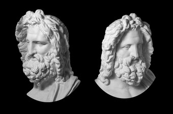 两个白色石膏复制古董雕像宙斯头为艺术家孤立的黑色的背景石膏雕塑男人。脸与胡子宙斯的古老的希腊神两个石膏复制古董雕像宙斯头孤立的黑色的背景石膏雕塑男人。脸与胡子
