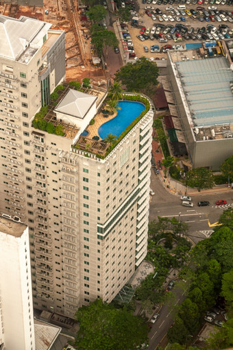 令人惊异的和令人印象深刻的城市空中视图通过天空盒子透明的玻璃阳台塔塔马来西亚高层建筑与池屋顶城市城市亚洲令人惊异的和令人印象深刻的城市空中视图通过天空盒子透明的玻璃阳台塔塔马来西亚高层建筑与池屋顶城市