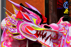 色彩斑斓的中国人龙使用游行