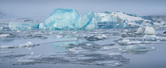 全景视图的冰川环礁湖尤库尔萨隆与冰山和的背景的冰川冬天冰岛欧洲