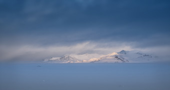 <strong>雾化</strong>早....阳光越来越多的范围冬天一天冰岛与阴天空和白雪覆盖的土地