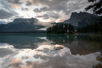 黎明的美丽的<strong>翡翠</strong>湖约霍国家公园英国哥伦比亚加拿大