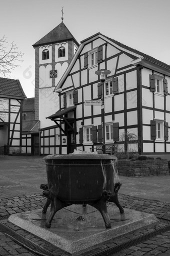 中心村指牙嗻与教区教堂和老建筑bergisches土地德国