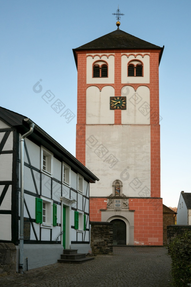 中心村指牙嗻与教区教堂和老建筑日出bergisches土地德国