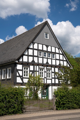 图像老木架房子对天空夏季奥伯基兴施马伦贝格邵尔兰德国