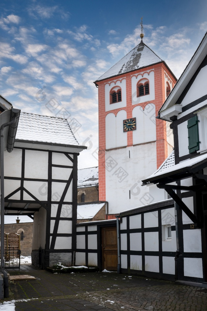 中心村指牙嗻与教区教堂和老建筑冬天一天德国