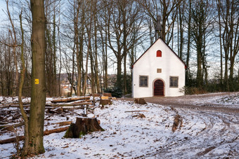 老<strong>教堂</strong>的长距离徒步旅行小道bergischerpanoramasteig<strong>关闭</strong>林德拉冬天一天德国