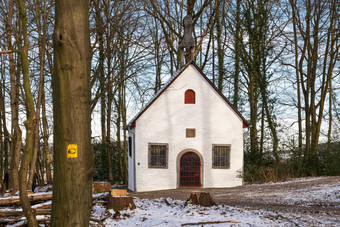 老教堂的长距离徒步旅行小道bergischerpanoramasteig关闭林德拉冬天一天德国