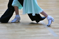 脚跳舞女孩的跳舞地板上