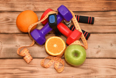 的概念健康的生活方式体育和饮食哑铃聪明的手表水果测量磁带