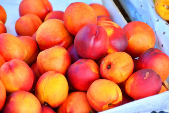 新鲜的和成熟的油桃出售的集市