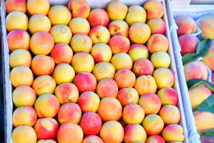 新鲜的和成熟的油桃出售的集市