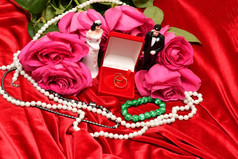 婚礼环和花束粉红色的玫瑰