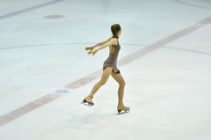 女孩溜冰者溜冰鞋冰体育竞技场