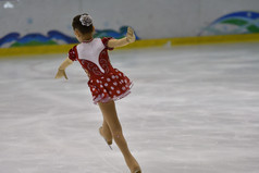 女孩溜冰者溜冰鞋冰体育竞技场