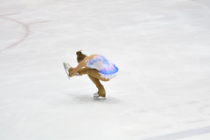 女孩数字溜冰者卷滑冰溜冰场与人工冰