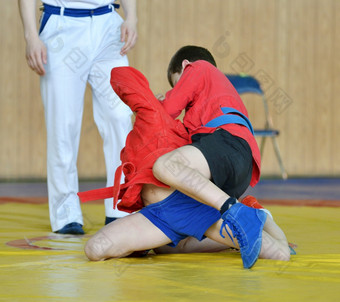 两个年轻的运动员竞争体育<strong>摔跤</strong>