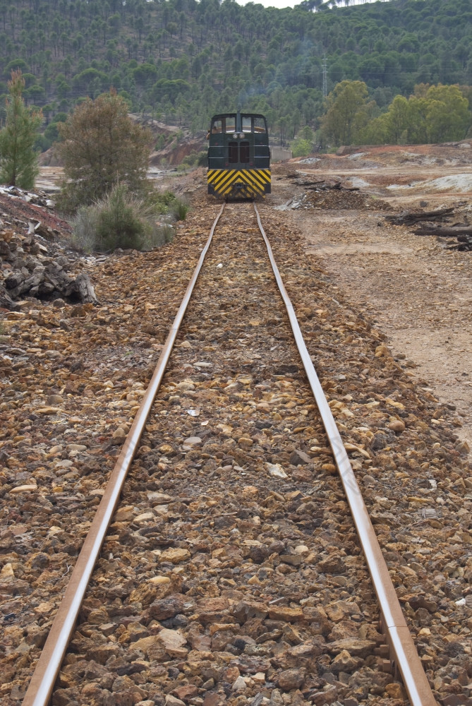 火车接近老柴油火车接近从的路货物从的矿山里约(rio Tinto)