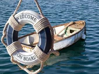 老木船的海而且<strong>安全带</strong>与标志欢迎董事会