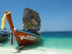 甲米泰国2月传统的泰国木长尾船等待的海岸竹子岛为乘客一天旅行从斐斐岛