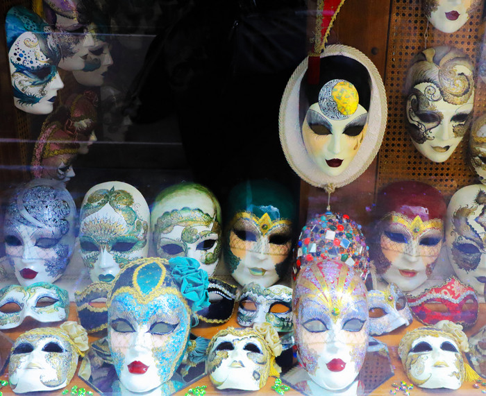 威尼斯狂欢节面具色彩鲜艳的威尼斯狂欢节面图片
