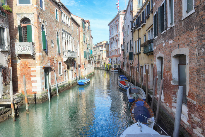 船横向狭窄的运河威尼斯意大利图片