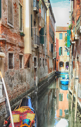 横向狭窄的运河威尼斯意大利