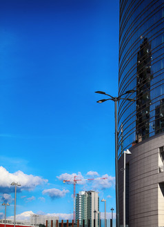 城市建设起重机和建筑建设网站对蓝色的天空