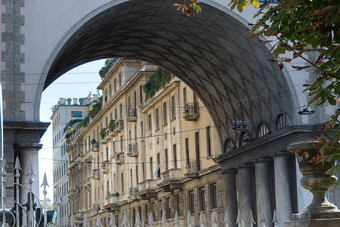 古老的拱和伪造的栅栏米兰