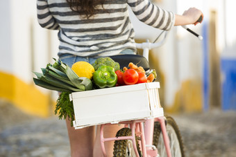 美丽的女旅游生活就像当地的与她的自行车后购买一些新鲜的蔬菜