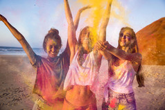 青少年玩与彩色的粉的海滩