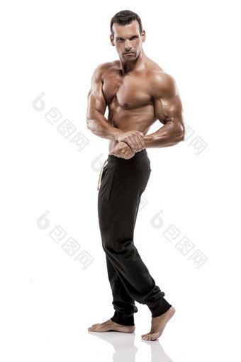 <strong>肌肉</strong>男人。摆姿势工作室孤立的在白色背景